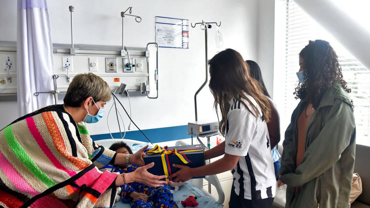 Fotografía cedida por la Presidencia de Colombia de la primera dama de Colombia, Verónica Alcocer (i), durante su visita hoy, a los niños rescatados en Bogotá (Colombia).