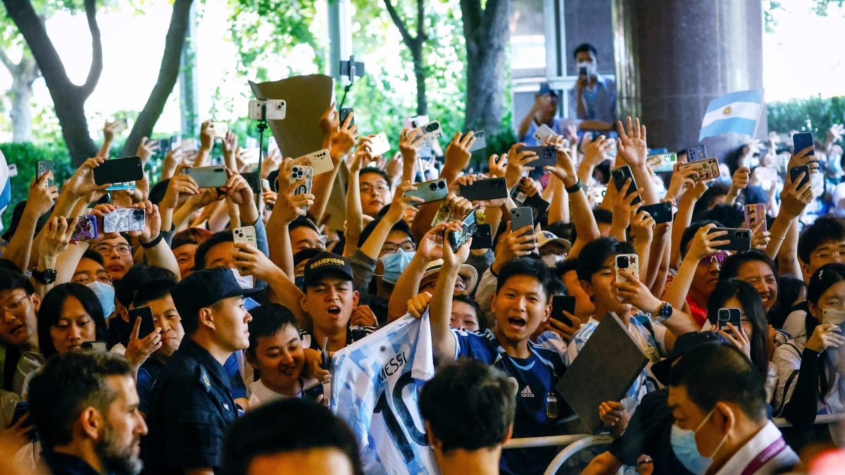 Los hinchas asiáticos abarrotaron el hotel de la selección.