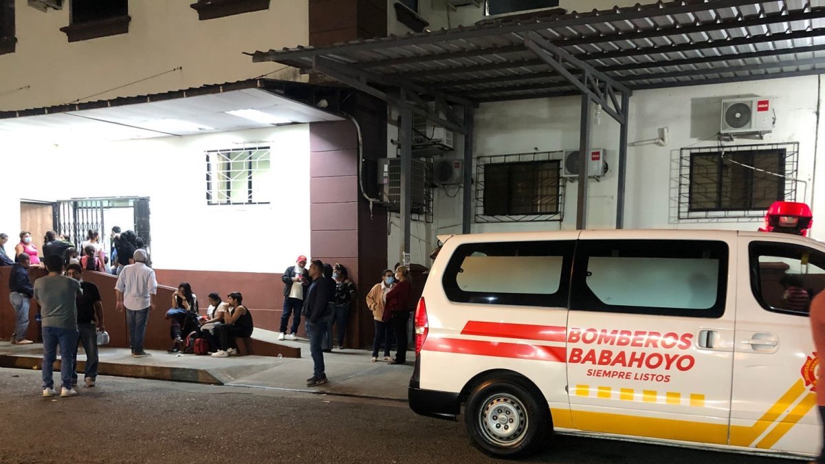 En una ambulancia llevaron a Bella al hospital Martín Icaza y ahí la volvieron a internar.