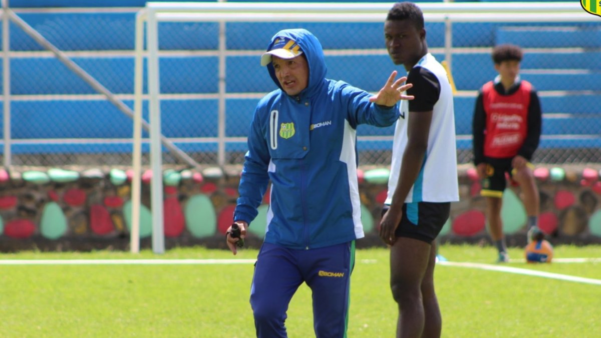 El entrenador tiene ya tres temporadas en Gualaceo. Lo sacó de la B.