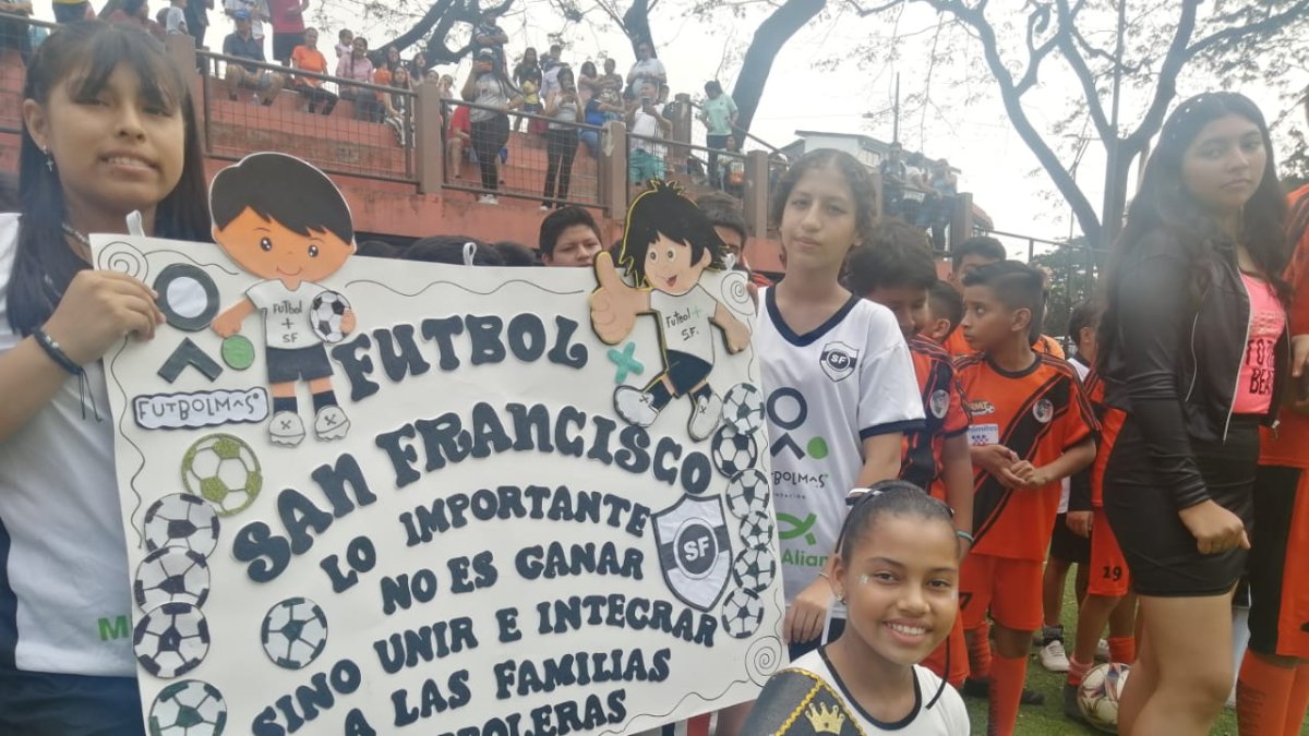 Actividad. Decenas de niños y adolescentes participaron en la cancha.