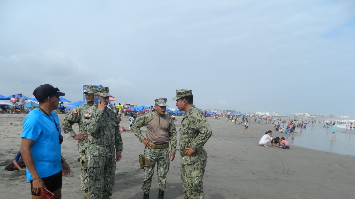Turismo. El fin de semana, militares recorrían las playas del cantón en medio de los pocos turistas que asistieron al sector.