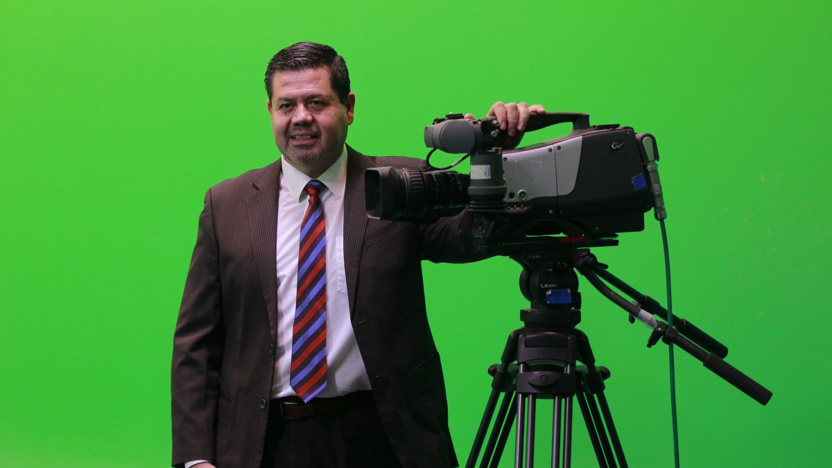 Figura. El presidente de ATEI y director del Canal 44 en Jalisco, Gabriel Torres, posa para una fotografía durante una entrevista.