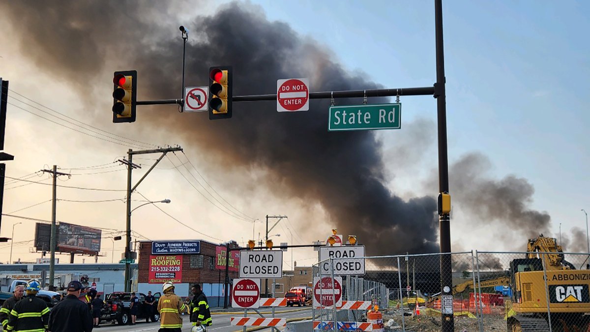 Hecho. Una fotografía proporcionada por el Departamento de Bomberos de Filadelfia muestra el humo saliendo de la escena del incendio de un camión debajo de un paso elevado de la Interestatal 95.