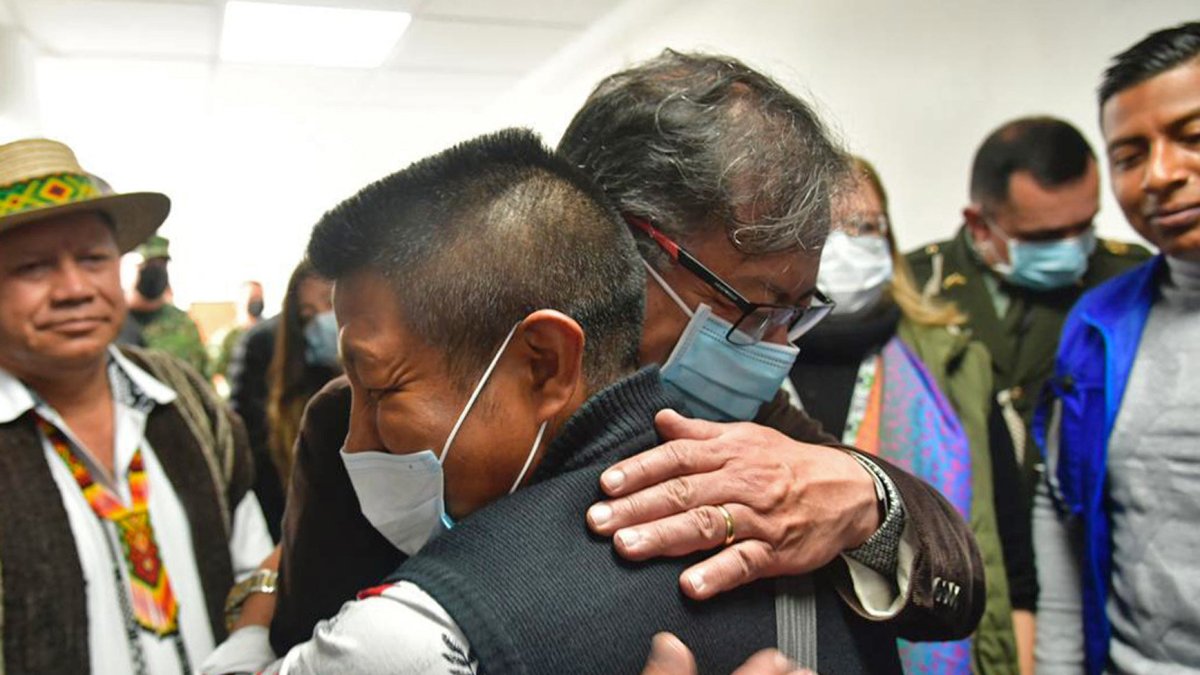 El presidente colombiano Gustavo Petro (d) abraza a Narciso Mucutuy, abuelo de los niños rescatados, durante su visita en Bogotá.