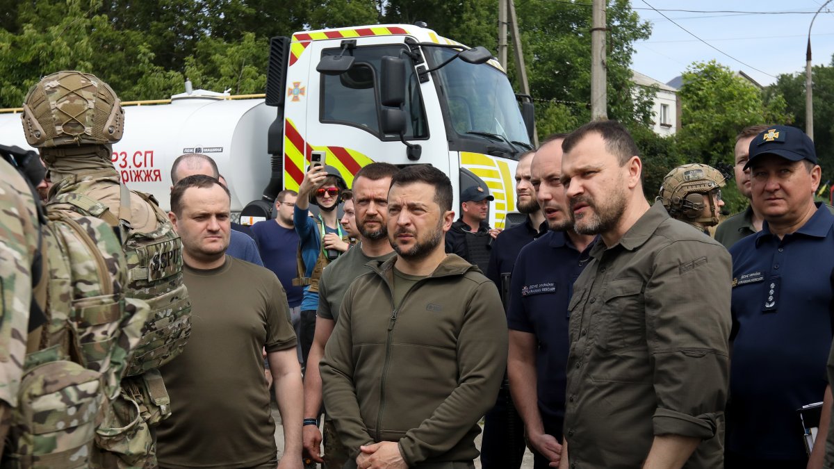 Figura. El presidente ucraniano Volodymyr Zelensky (C) habla con Ihor Klymenko (R), jefe de la policía nacional de Ucrania, durante una visita a Kherson.