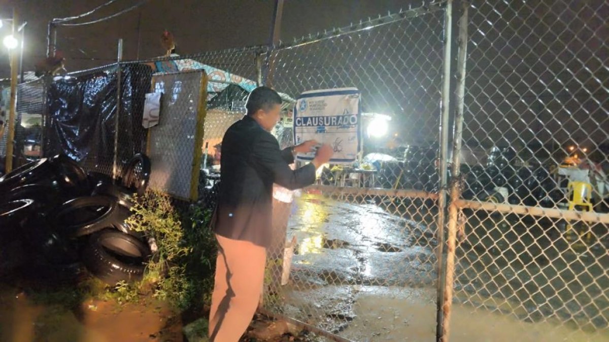 Hecho. Se colocó el sello de clausura en el sitio.