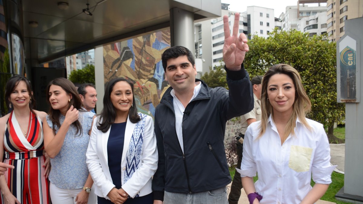 Aceptación. El precandidato Otto Sonnenholzner acudió el sábado al Consejo Electoral al firmar la aceptación.
