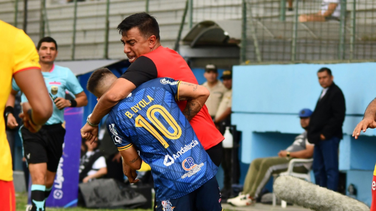 César Farías (rojo) golpeó al argentino Brian Oyola, quien se acercó a reclamarle por antes haber agredido a un compañero