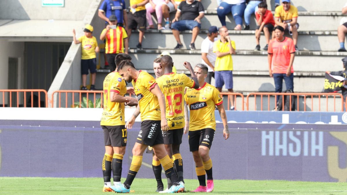 Festejo amarillo: Fernando Gaibor, Titi Ortiz, Damián Díaz y Francisco David Fydriszewski en el estadio Chucho Benítez.