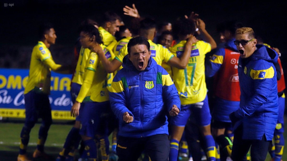 Leonardo Vanegas, DT ecuatoriano, cumple con su segunda temporada en Gualaceo.