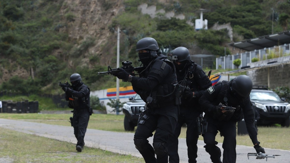Capacitación. Expertos tiradores del Grupo de Intervención y Rescate durante la demostración práctica.