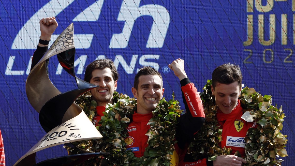 Alessandro Guidi (c) James Palado (d) y Antonio Giovinazzi coronados en Lemans.