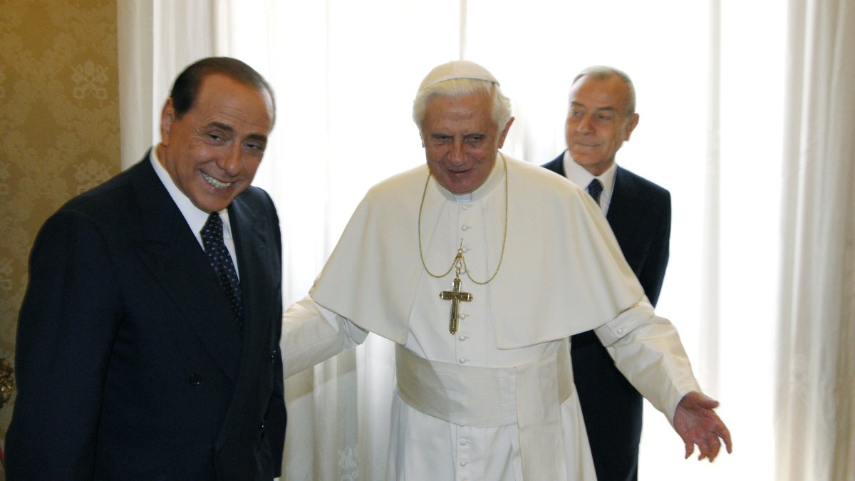 El papa Benedicto XVI recibe en el Vaticano en 2008 al entonces primer ministro italiano, Silvio Berlusconi.