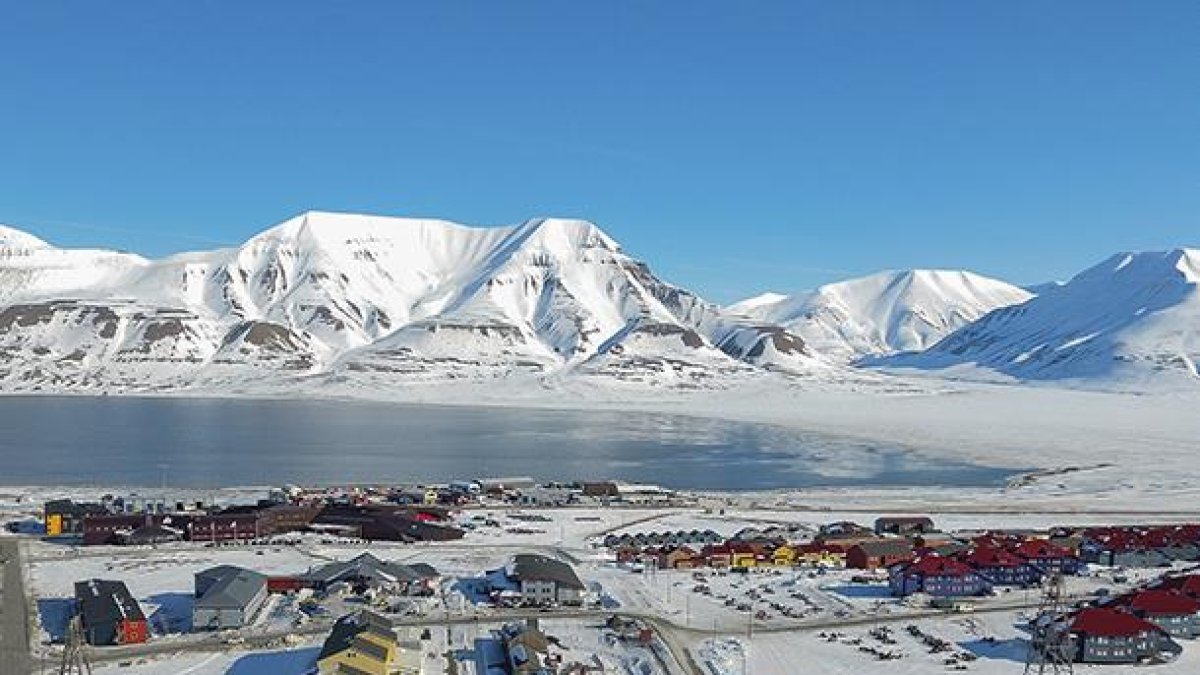 Longyearbyen es el mayor asentamiento del archipiélago de las islas Svalbard, situadas en el océano Glacial Ártico y pertenecientes a Noruega.