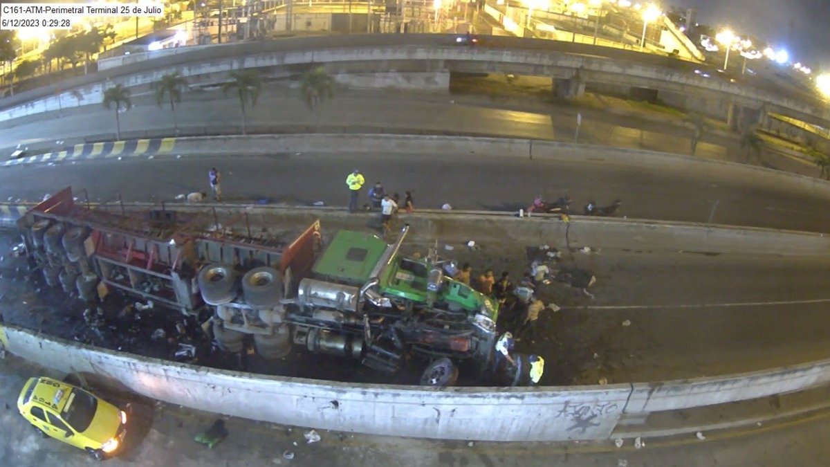 Así permaneció prácticamente toda la noche el camión sobre la Perimetral.