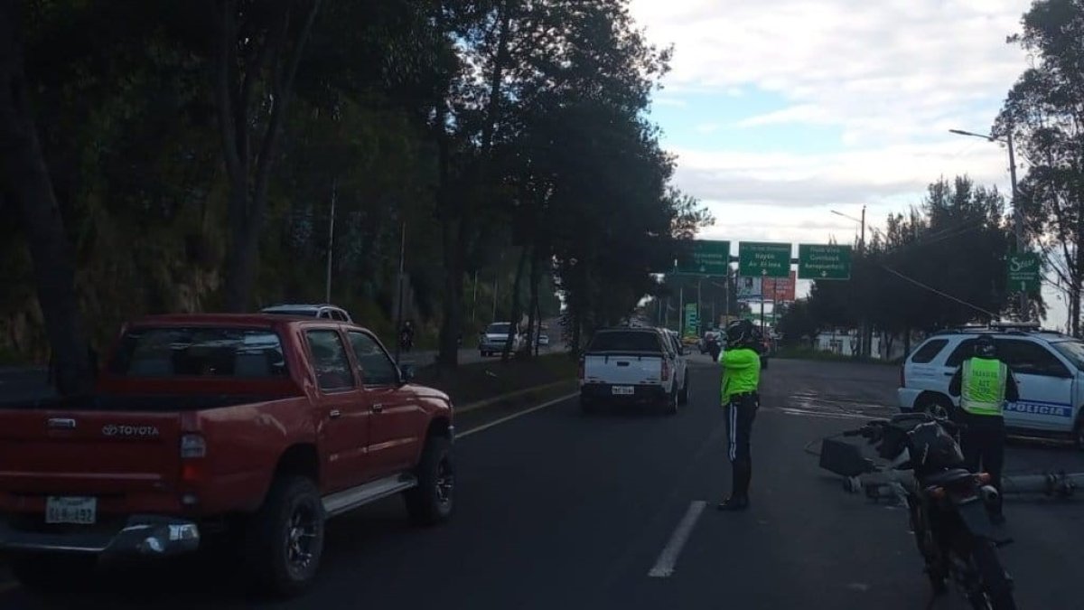 Accidente. La mañana del domingo un policía chocó la patrulla contra un poste de energía eléctrica.