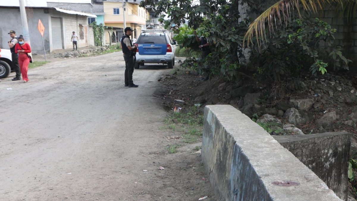 Sobre un muro de cemento se encontraban los brazos y la cabeza de un hombre en el noroeste de Guayaquil.