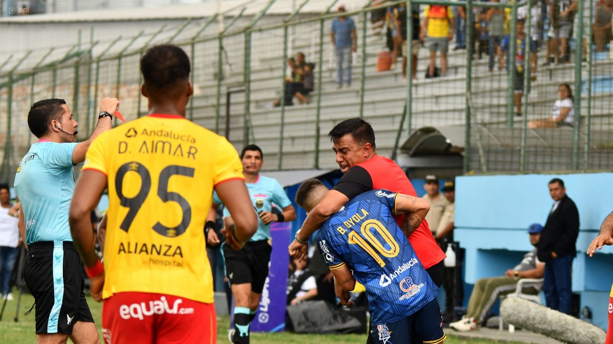 El técnico de Aucas, César Farías, fue expulsado en el partido contra Delfín.