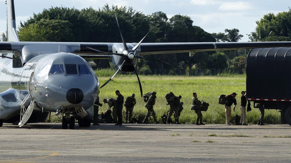 Soldados cuando desembarcaban tras aterrizar en el aeropuerto de San José del Guaviare.