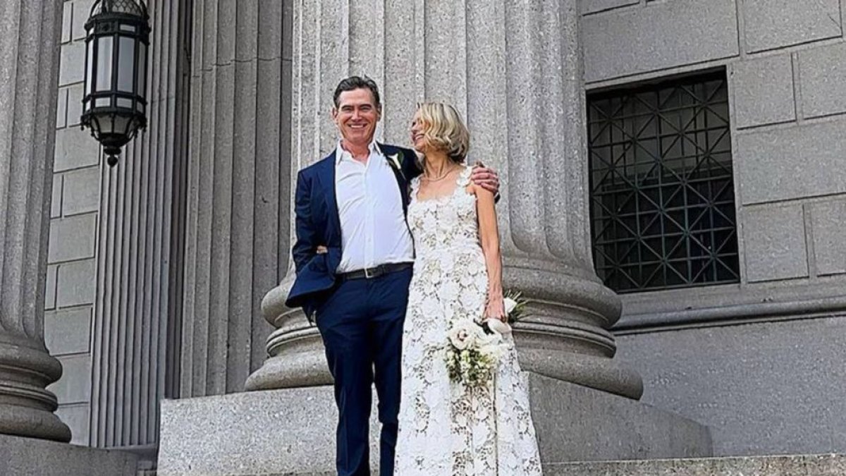 Naomi Watts con su esposo salen del juzgado.