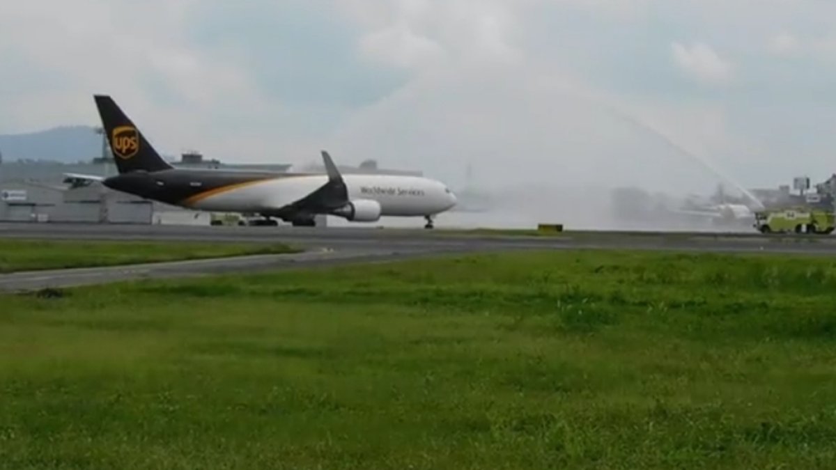 Terminal.- El arco de agua de despedida por el último viaje a Guayaquil de la aerolínea UPS.