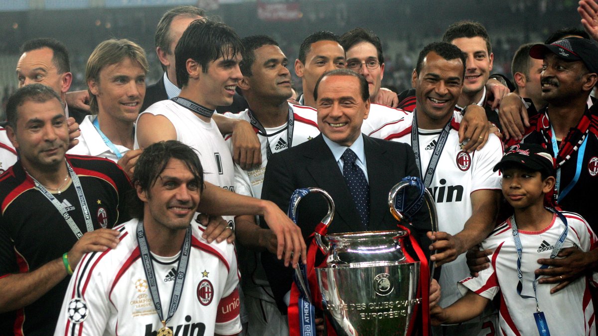 El presidente del AC Milan, Silvio Berlusconi (C), celebra con los jugadores después de ganar al Liverpool durante la final de la UEFA Champions League , el 23 de mayo de 2007.