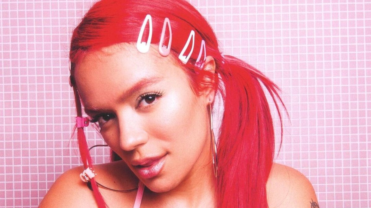 La colombiana también publicará música bajo su sello Bichota Records y será distribuida y promocionada por Interscope.