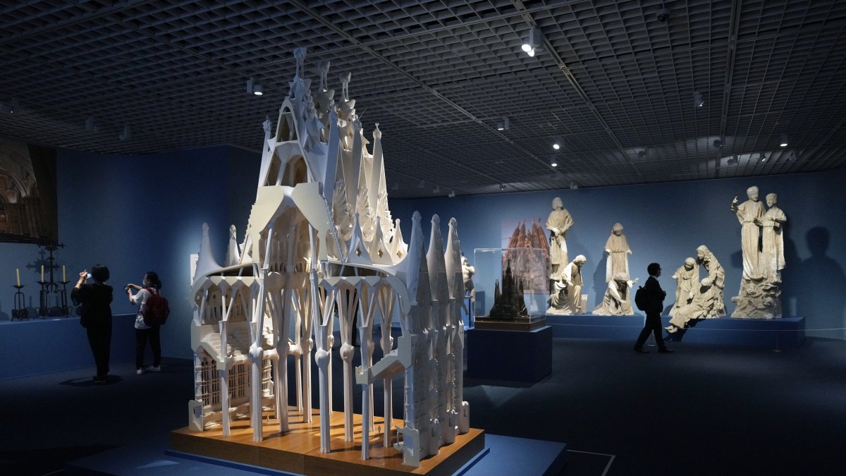 Tokio. Un visitante fotografía una maqueta. La muestra abre este martes 13 de junio, pero hubo una presentación previa.