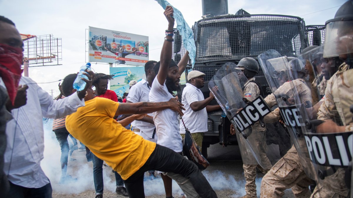 Los policías tratan de contener una arremetda  de un grupo de manifestantes.