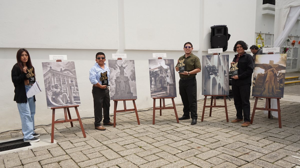 Premiación. Algunos de los ganadores posan junto a sus propuestas.