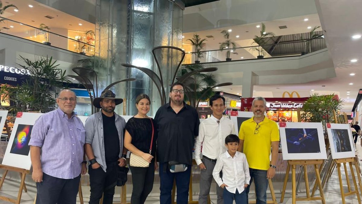 Varios de los expositores aparecen posando junto al conjunto de obras que se exhiben hasta este domingo 18 de junio de 2023.