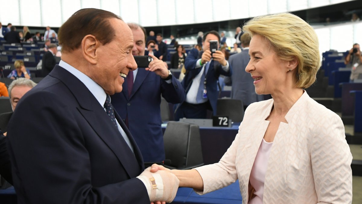 El ex primer ministro italiano Silvio Berlusconi  felicita a la  Presidenta de la Comisión Europea, Ursula von der Leyen (R),  en , Francia. 16 de julio de 2019.