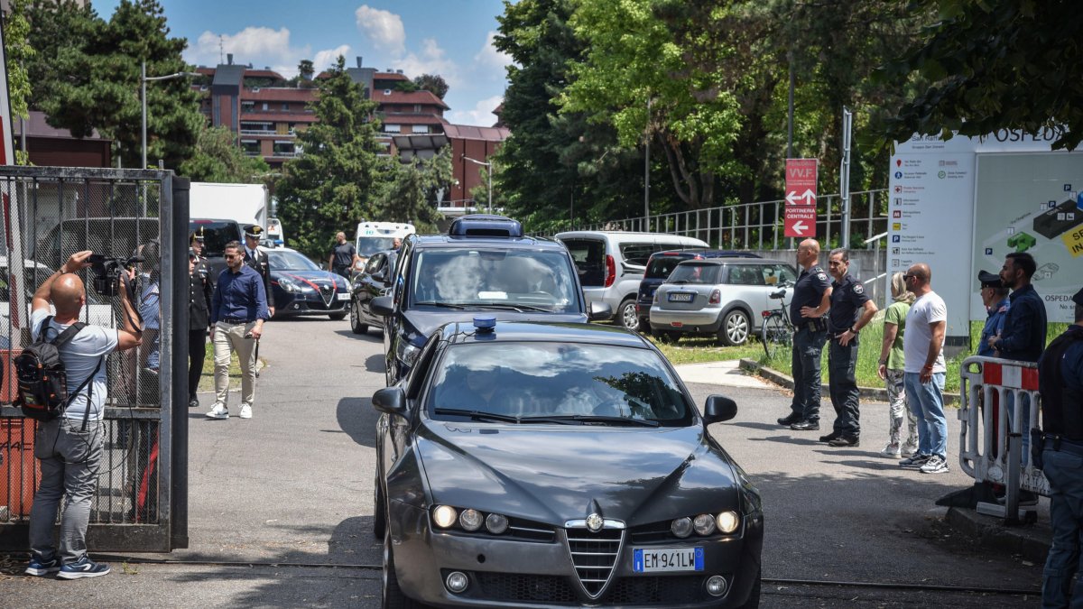 Un carro fúnebre con el ataúd del difunto Silvio Berlusconi sale del hospital San Raffaele de Milán, Italia, el 12 de junio de 2023, hacia Villa San Martino en Arcore.
