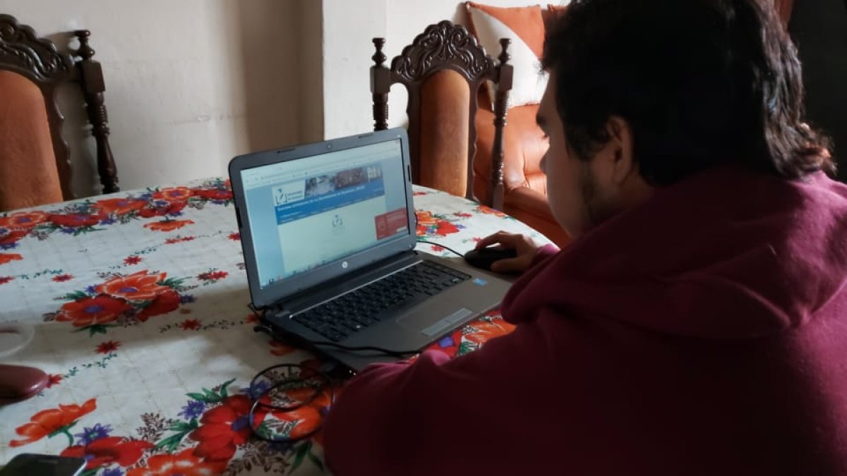 Desde sus casas, los jóvenes tuvieron inconvenientes para recibir sus clases virtuales.