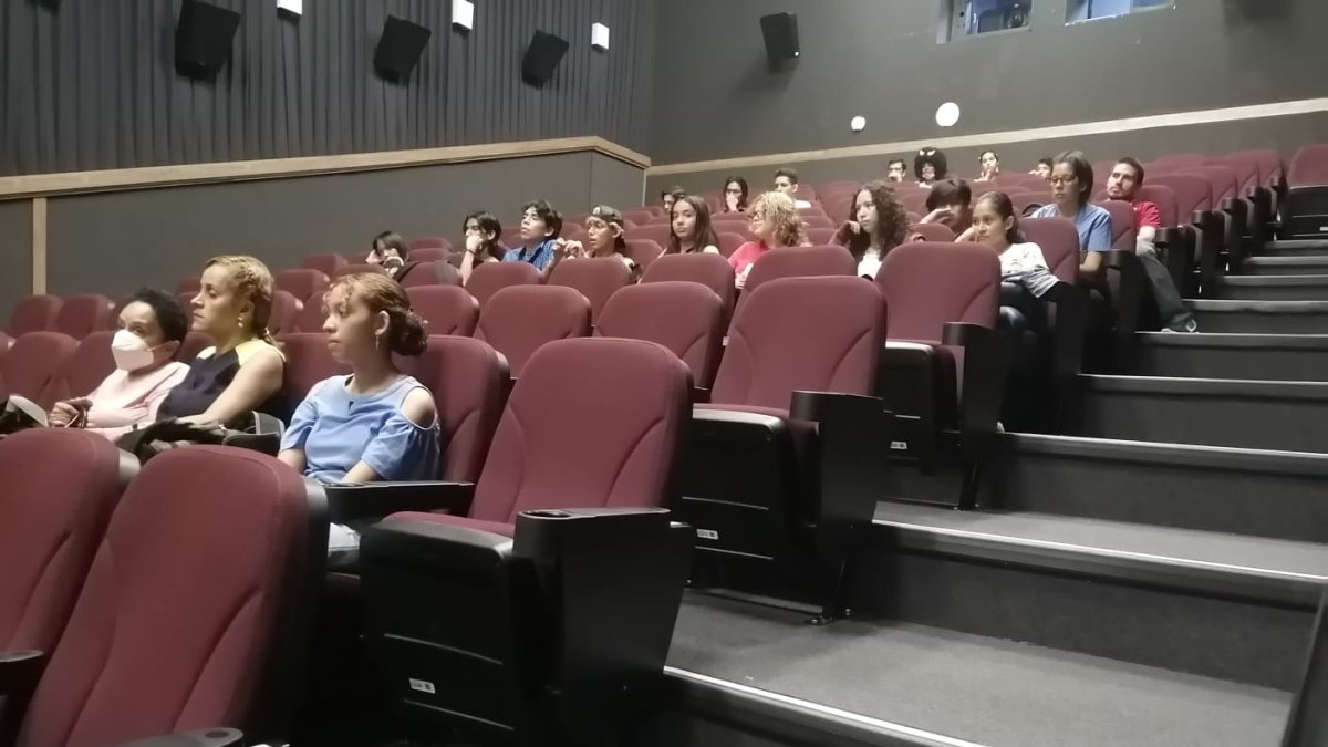 Varios espectadores asisten a una de los cines foros en la sala MZ14.