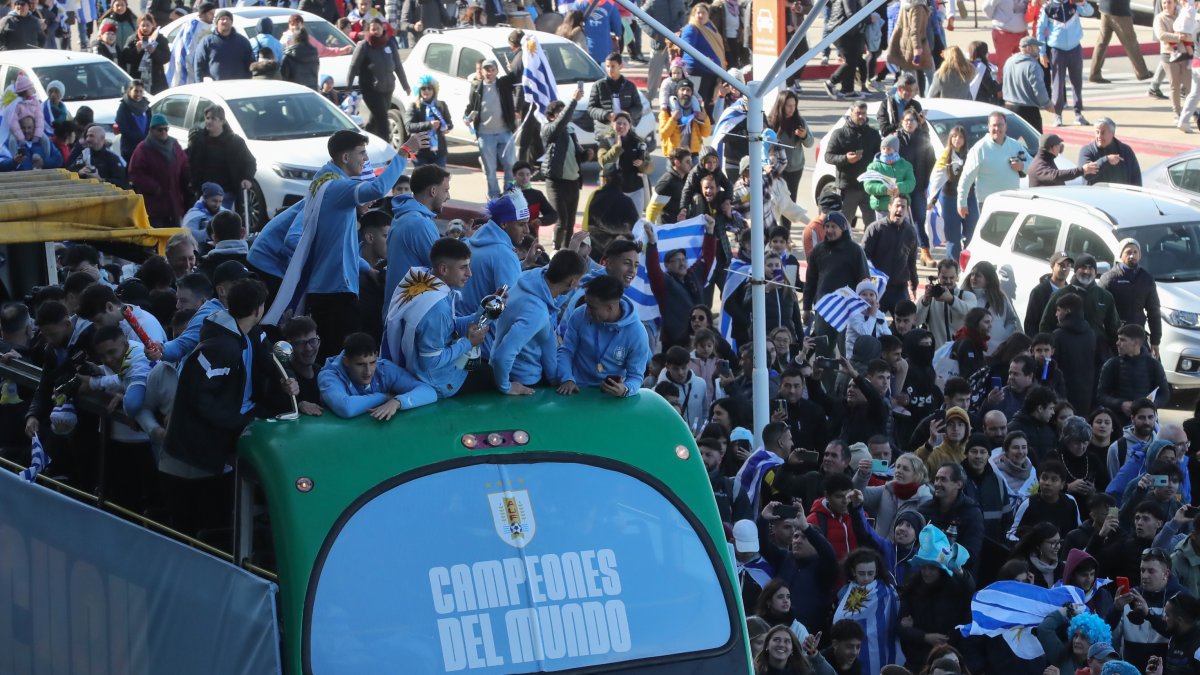 El bus de los campeones del mundo durante su arribo a Uruguay.
