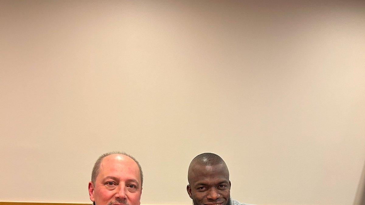 Valencia (d) junto a Alessandro Barcellos, presidente del Internacional