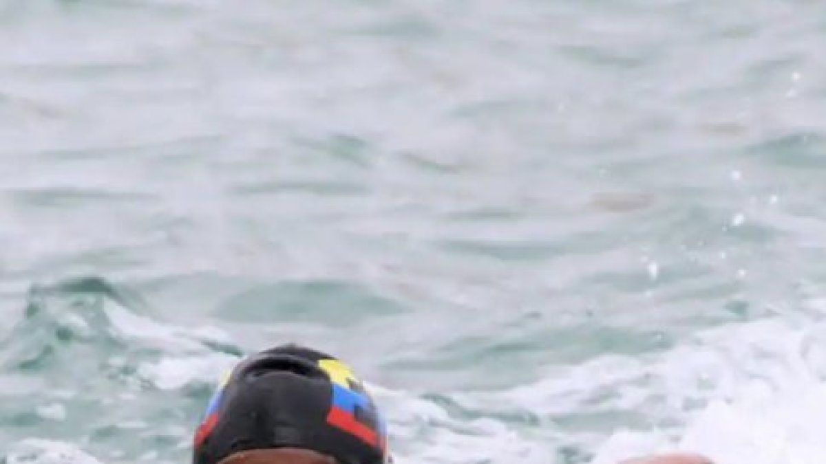 El nadador tiene 22 años, nació en Machala y aunque comenzó en piscina, encontró en las aguas abiertas la chance de destacar. Fue a los Olímpicos de Tokio.