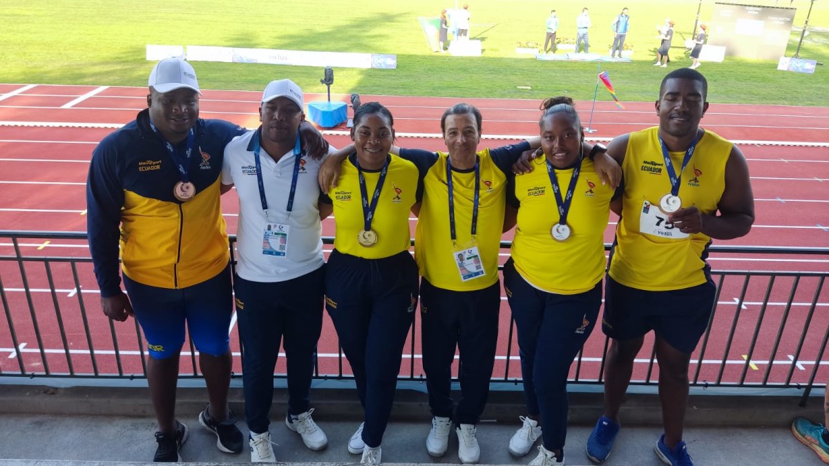 Poleth Méndez (2a desde la izq) fue oro y récord de las Américas.