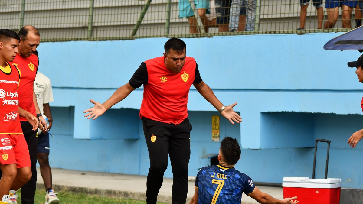El delantero argentino Juan Pablo Ruiz (d) al disputar un balón con el zaguero Luis Cangá terminó impactando al DT César Farías (i), quien tuvo una agresiva reacción.