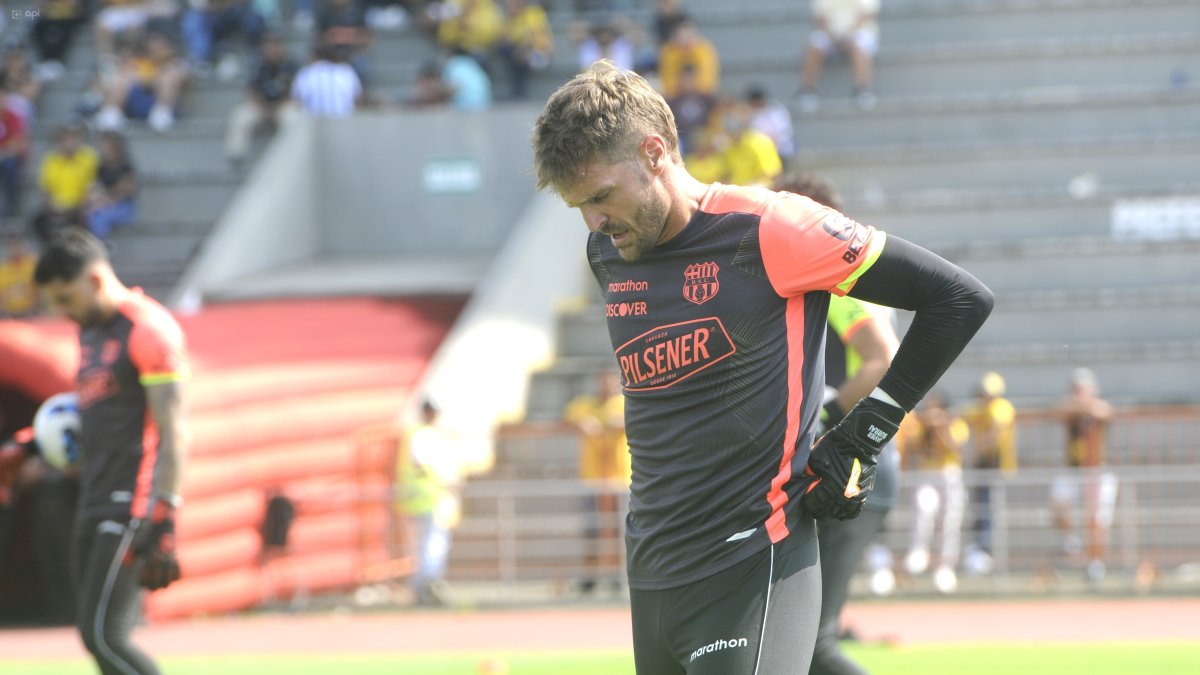 Burrai expresó gestos de dolor durante la entrada en calor, previo al cotejo contra Guayaquil  City.