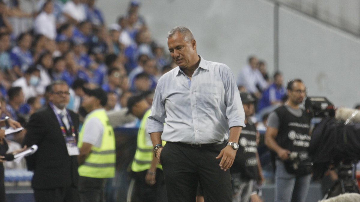 El técnico colombiano Hernán Torres dirigió su primer partido con Emelec y en varios pasajes del compromiso se dejó ver contrariado a las indicaciones que no llegaron a concretar sus jugadores .