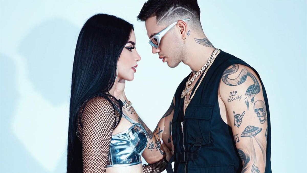 Kimberly Loaiza y Juan de Dios Pantoja para su vídeo promocional del 