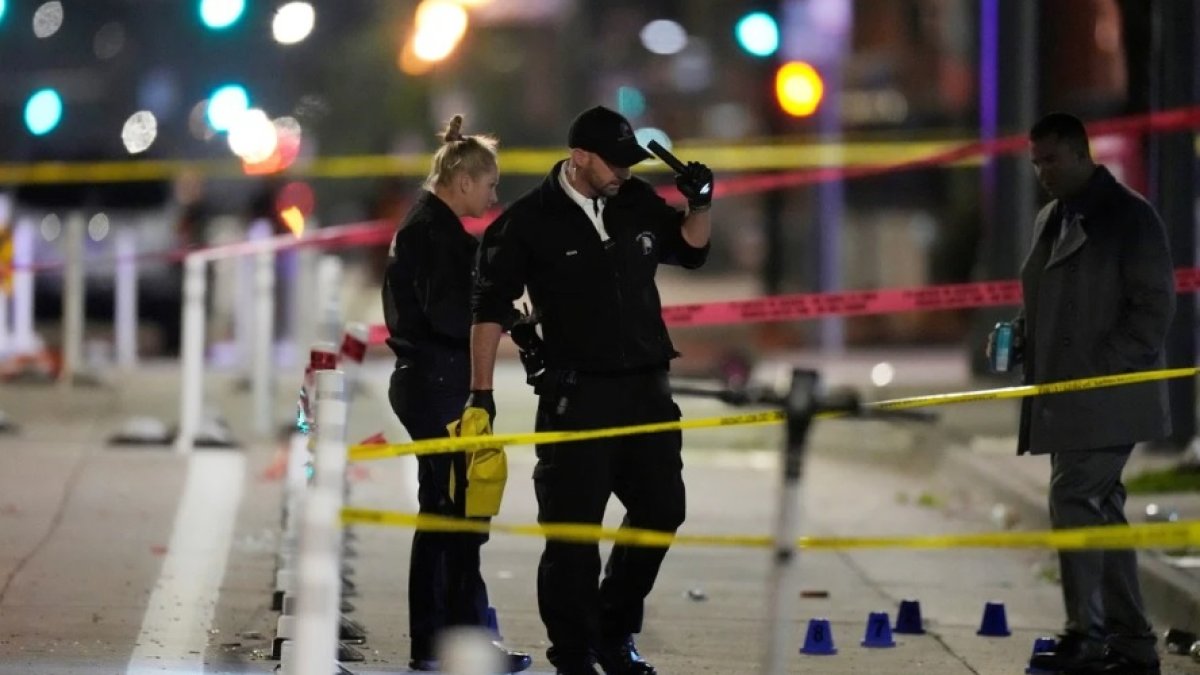 La policía de Denver en la escena de los disturbios tras los festejos de los Nuggets.