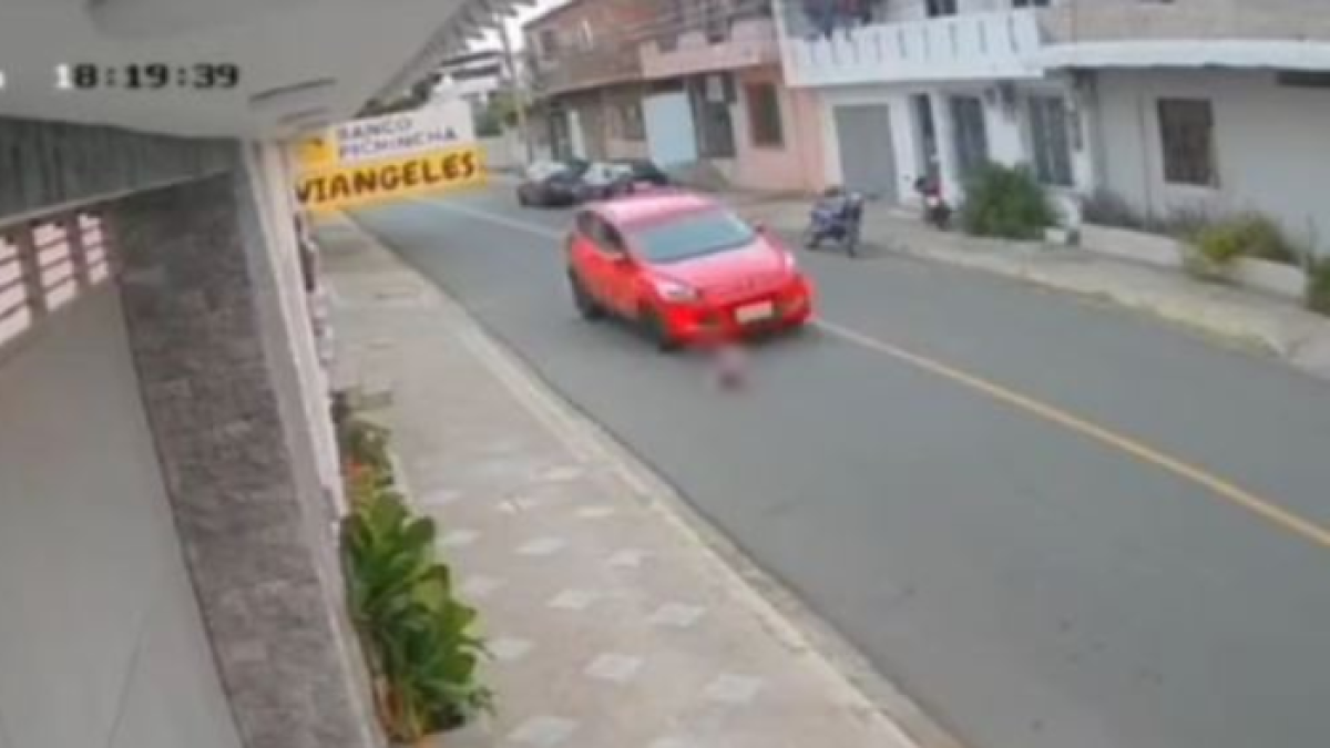 Niño de 7 años es sorprendido por un carro rojo. El menor logró salvarse.