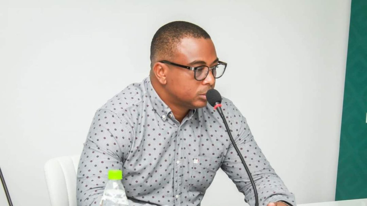 El Concejal se movilizaba en un vehículo blanco cuando fue atacado a bala, en pleno centro de Esmeraldas.