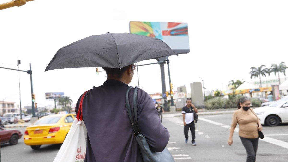 En repetidas ocasiones y desde hace ya varias semanas, los guayaquileños han salido a las calles con ropa que cubra sus extremidades para evitar posibles afectaciones.