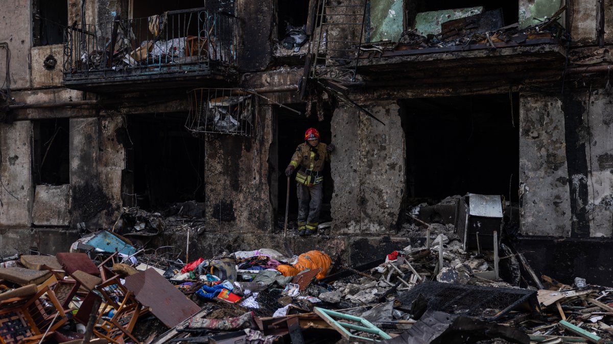 Los servicios de emergencia en la escena de un bloque de apartamentos, alcanzado por un misil ruso, en Kryvy Rih, región de Dnipropetrovsk, Ucrania, 13 de junio de 2023.