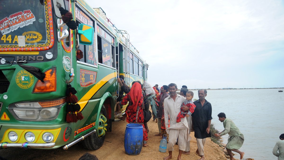 La gente huye de las zonas costeras tras las advertencias del ciclón Biparjoy en Keti Bandar, provincia de Sindh, Pakistán, el 13 de junio de 2023.